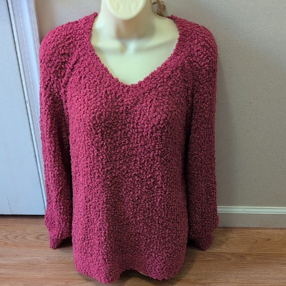 Cozy V-Neck Textured Sweater in Berry